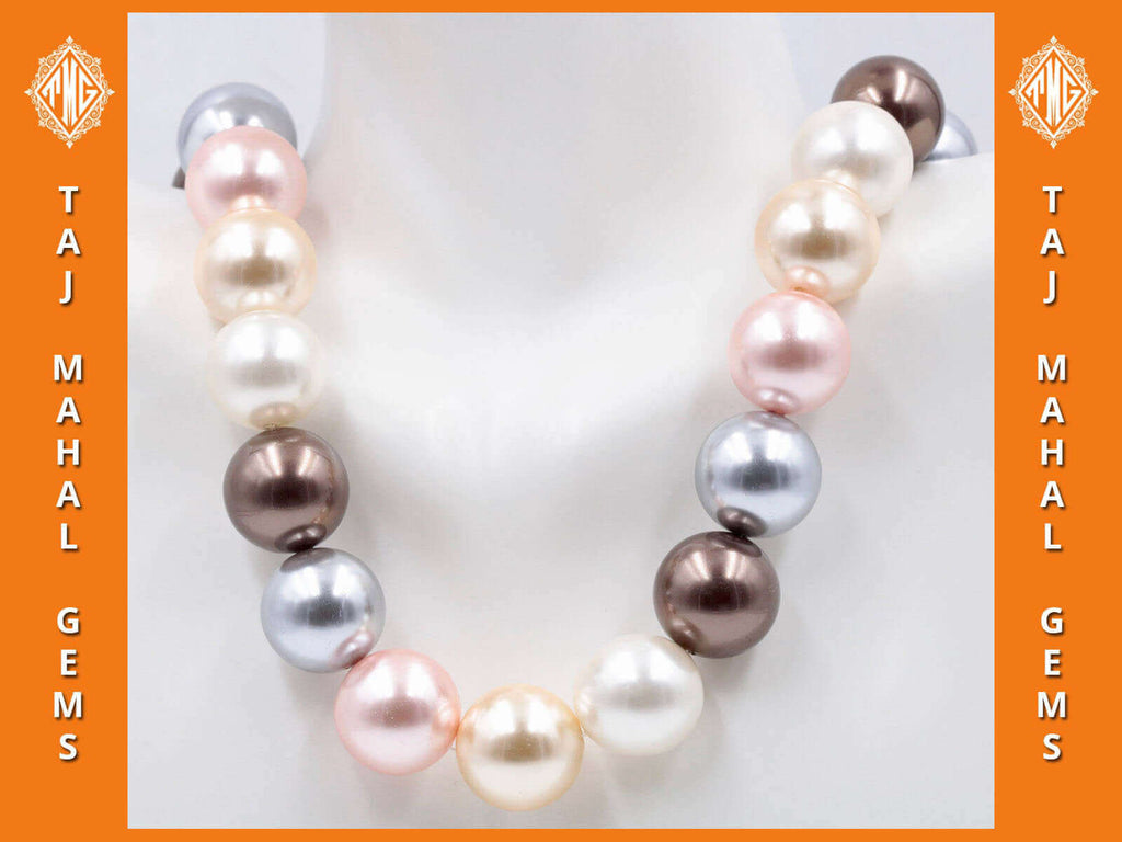 Large Shell Pearl Necklace in Multicolor